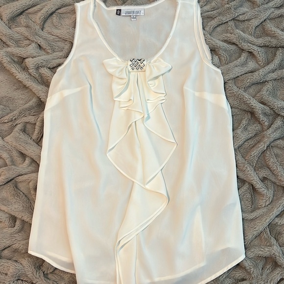 Jennifer Lopez’ Luxurious White Bow Tank - Picture 1 of 5